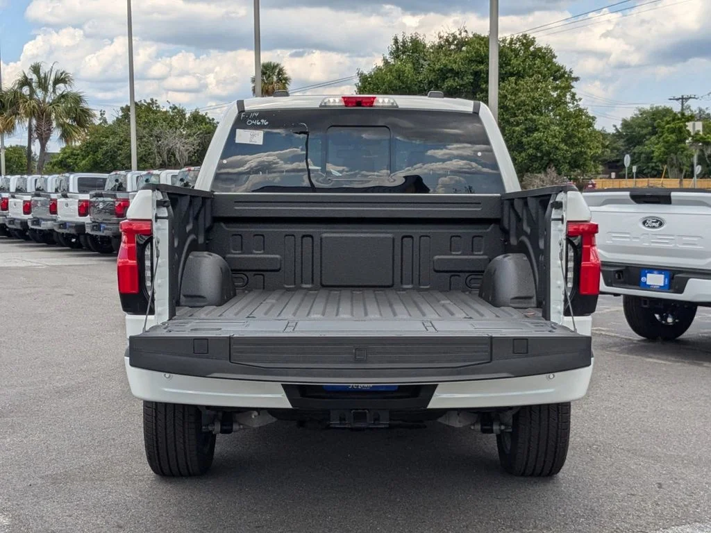 2025 Ford F-150 Lightning Platinum - Photo 13