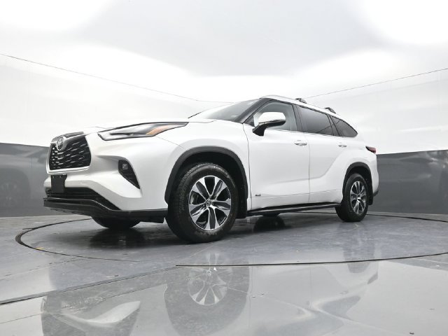 Used 2026 Beige Toyota XLE image 33