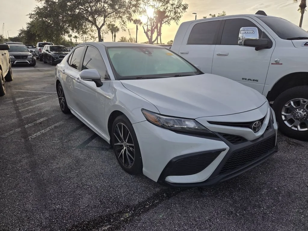 Used 2022 Ice Toyota SE image 2