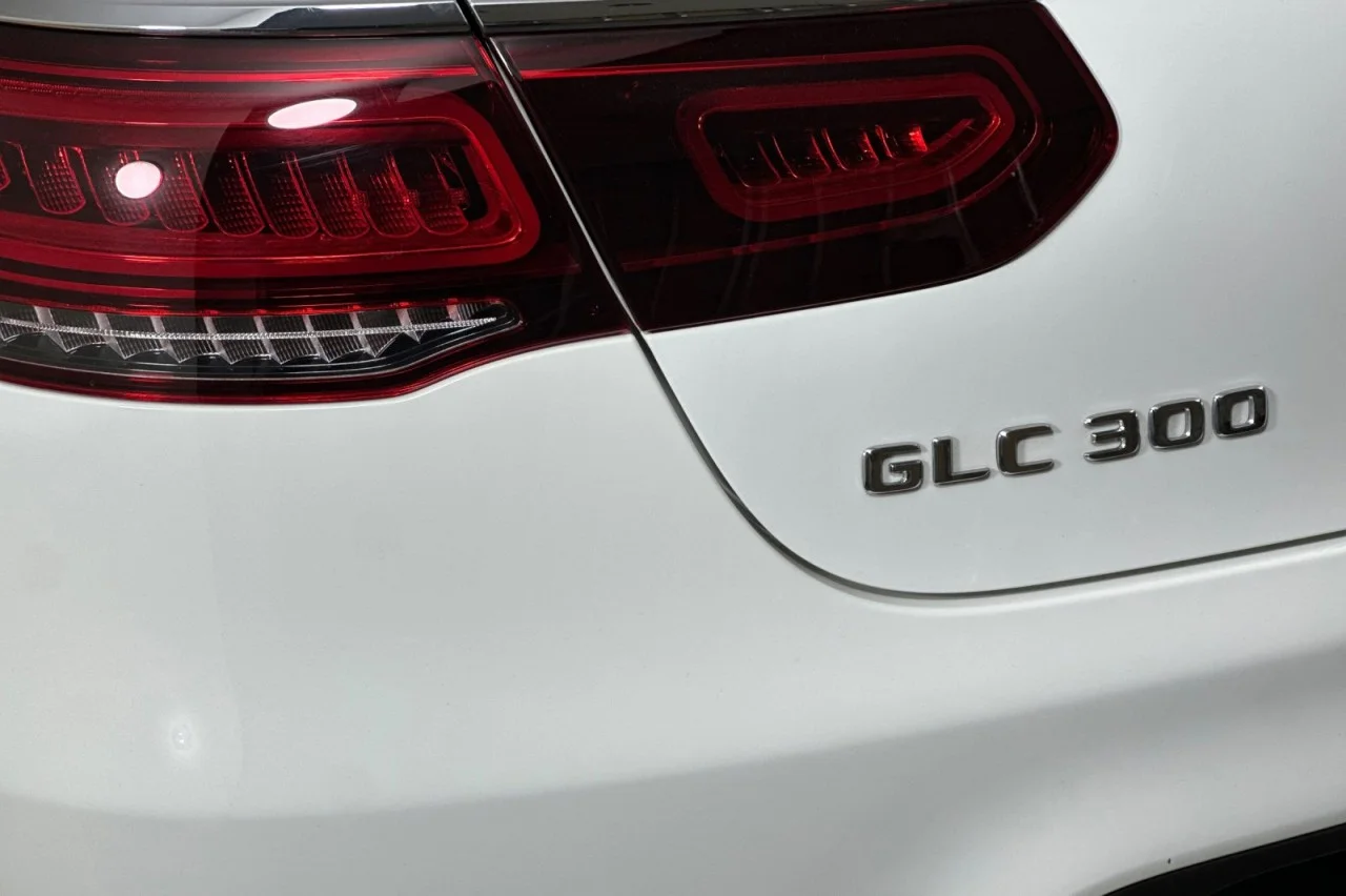 Used 2023 Polar White Mercedes-Benz GLC 300 image 26