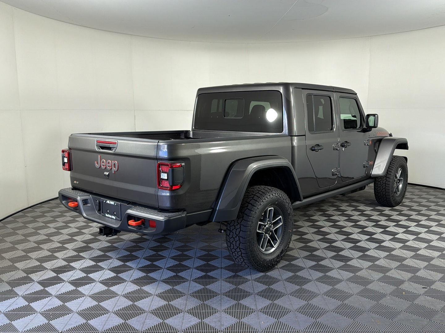 New 2026 Granite Crystal Metallic Clear-Coat Exterior Paint Jeep Mojave image 4