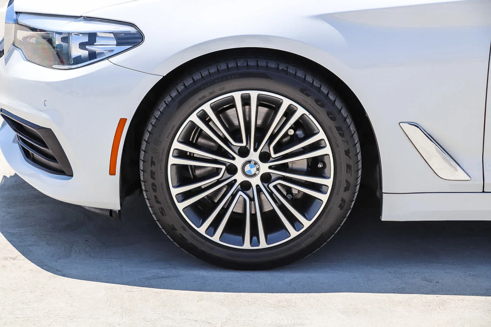 Used 2019 Alpine White BMW 530i image 11