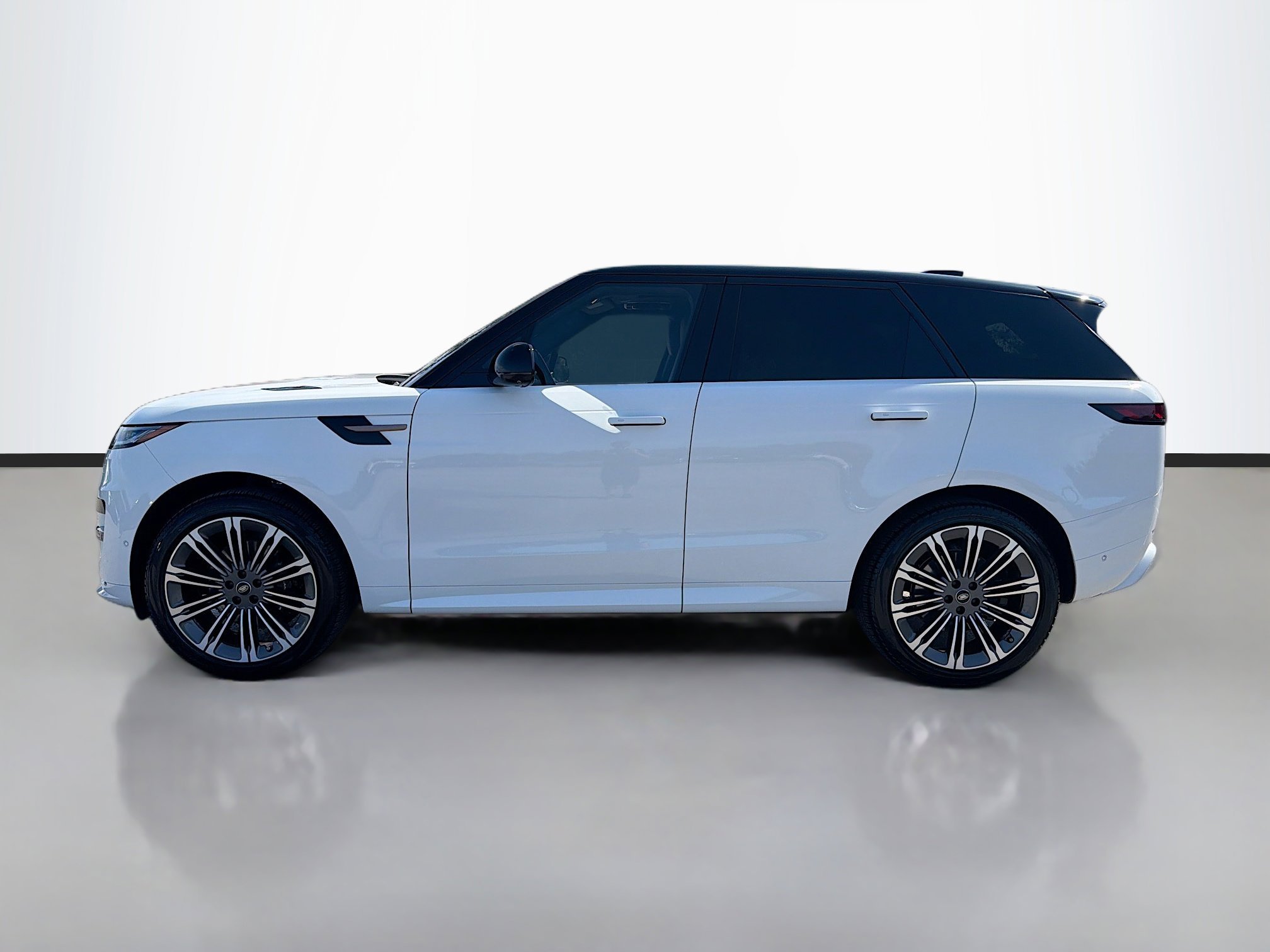 Used 2023 Fuji White Land Rover SE Dynamic image 2