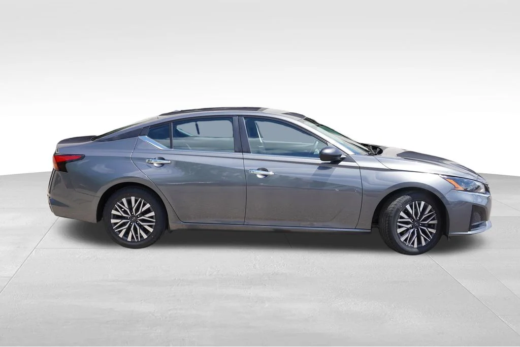 Used 2025 Gun Metallic Nissan 2.5 SV image 3