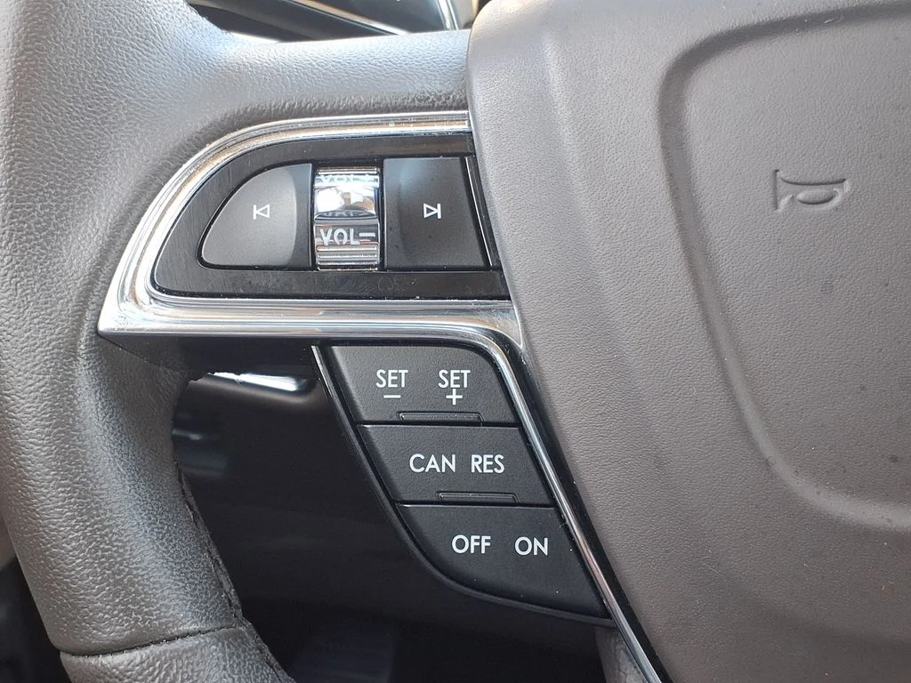 Used 2022 White Lincoln Standard image 27