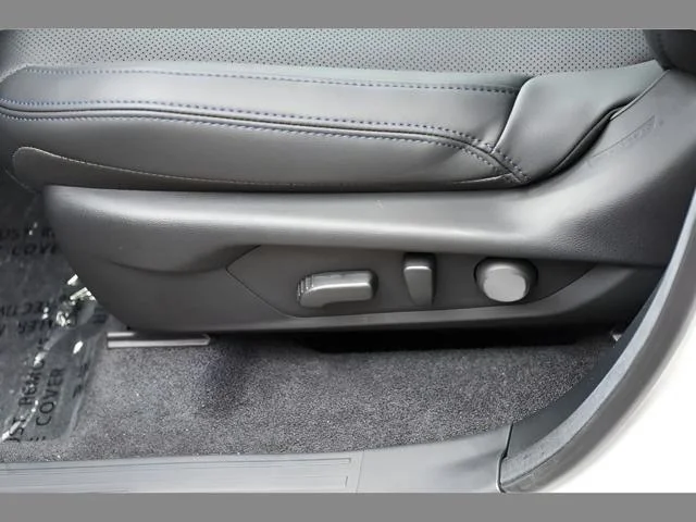 New 2026 CRYSTAL WHITE PEARL Subaru Limited image 34