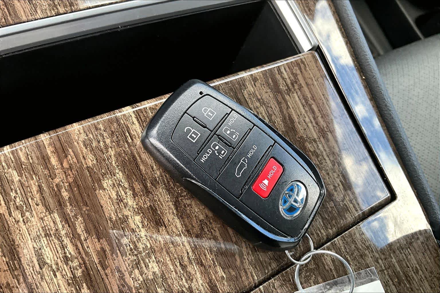Used 2025 Wind Chill Pearl Toyota Platinum image 12