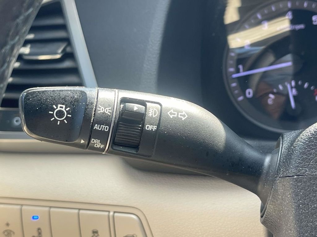 Used 2018 White Hyundai Value image 27