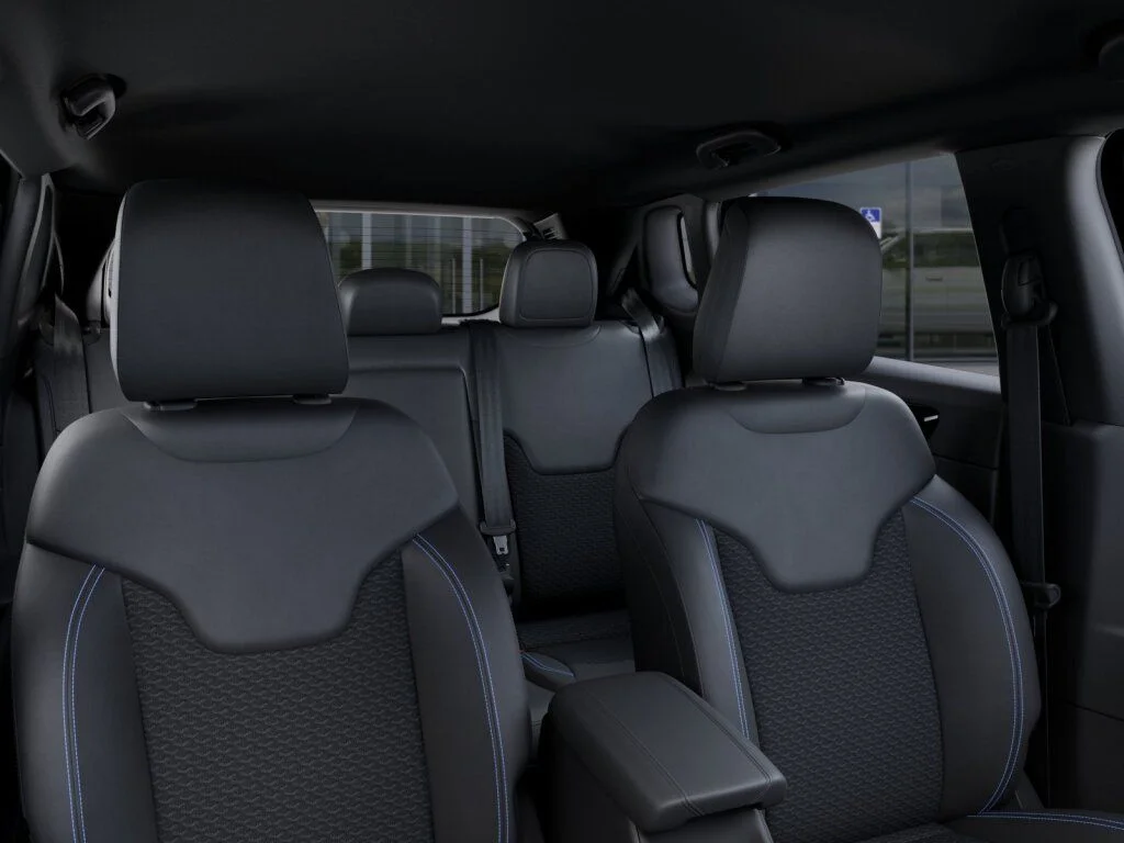 New 2026 Diamond Black Crystal Pearl-Coat Exterior Paint Jeep Latitude image 26