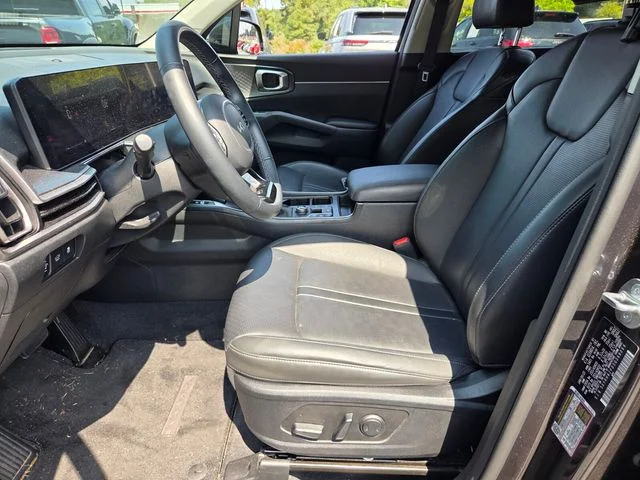 Used 2025  Kia EX image 16