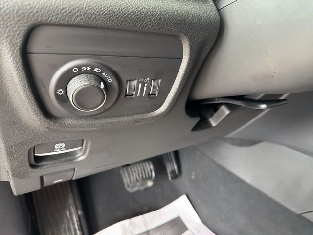 New 2026 Baltic Gray Metallic Clear-Coat Exterior Paint Jeep Altitude image 17