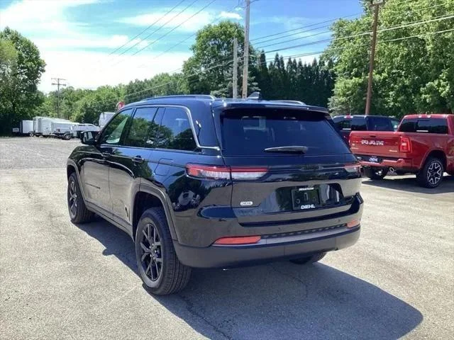 New 2026 Diamond Black Crystal Pearl-Coat Exterior Paint Jeep Laredo image 5