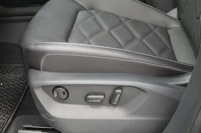 2025 Volkswagen Atlas SE w/Tech - Photo 17
