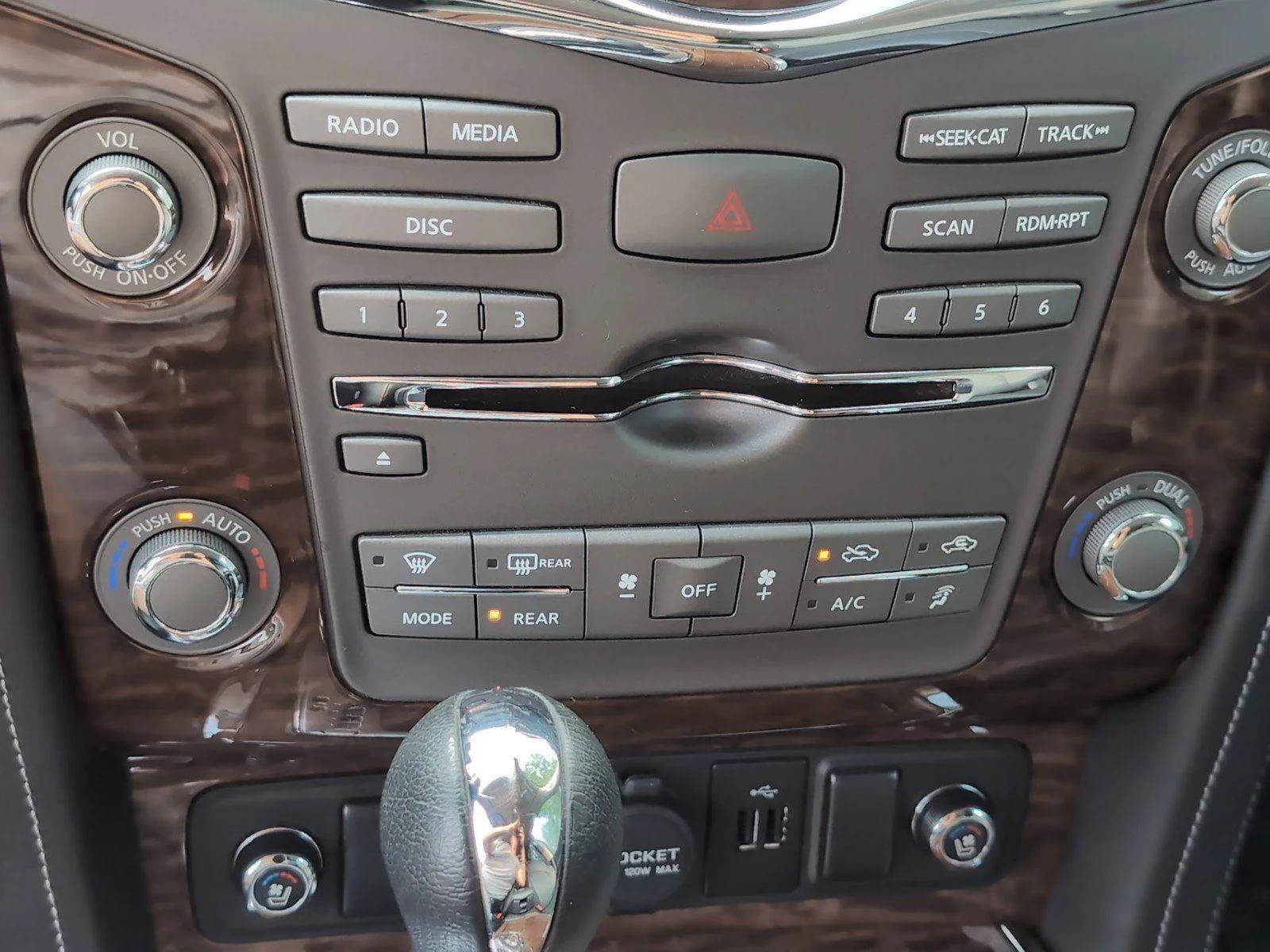 Used 2018 Mocha Almond Nissan Platinum image 23