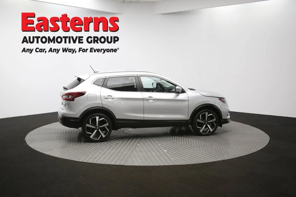 Used 2022 Silver Nissan SL image 43