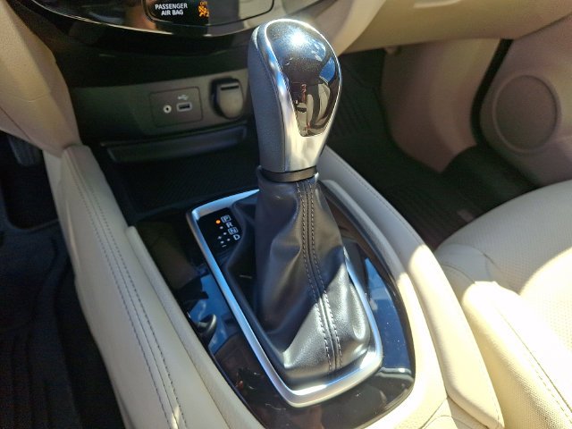 Used 2018 White Nissan SL image 15