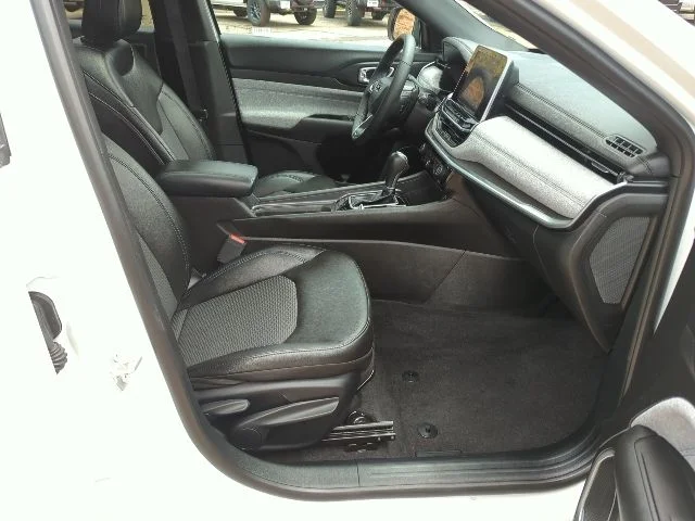 Certified Used 2025 White Jeep Latitude image 20