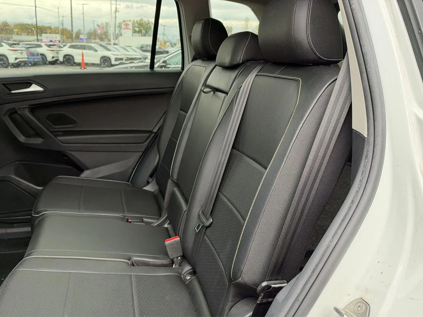 Used 2021 Pure White Volkswagen SE image 9