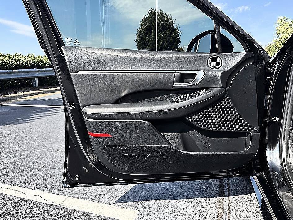 Certified Used 2025 Abyss Black Hyundai SEL image 9