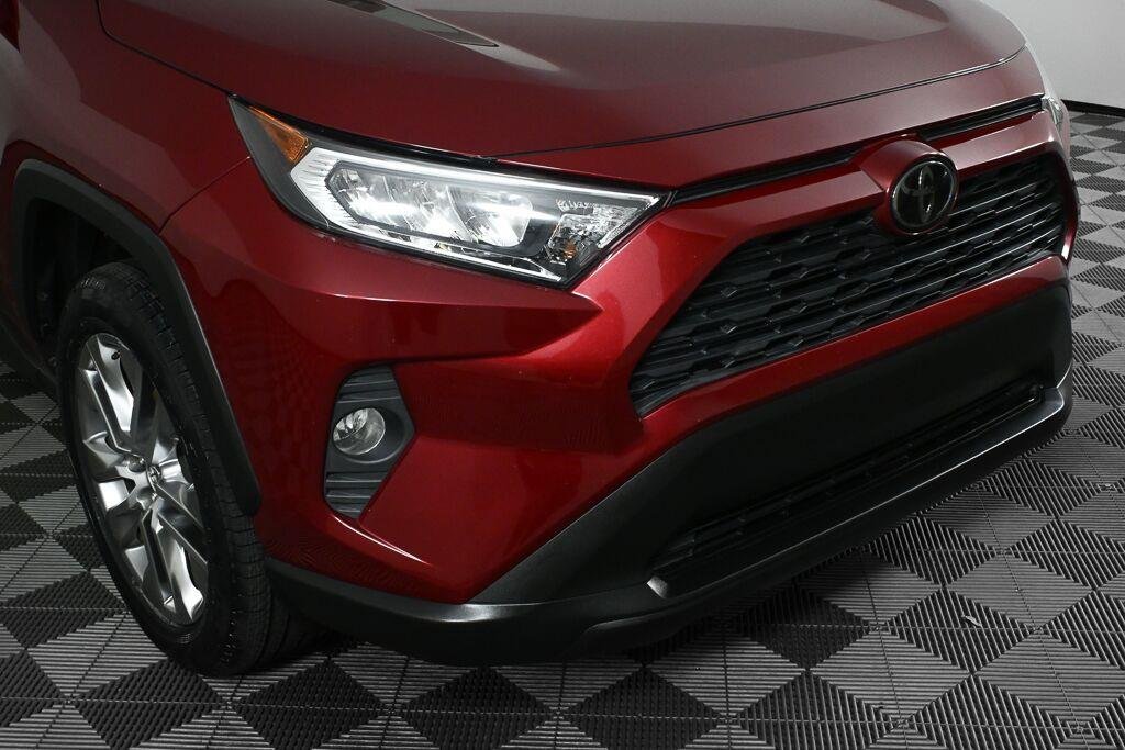 Used 2020 Ruby Flare Pearl TOYOTA XLE Premium image 35