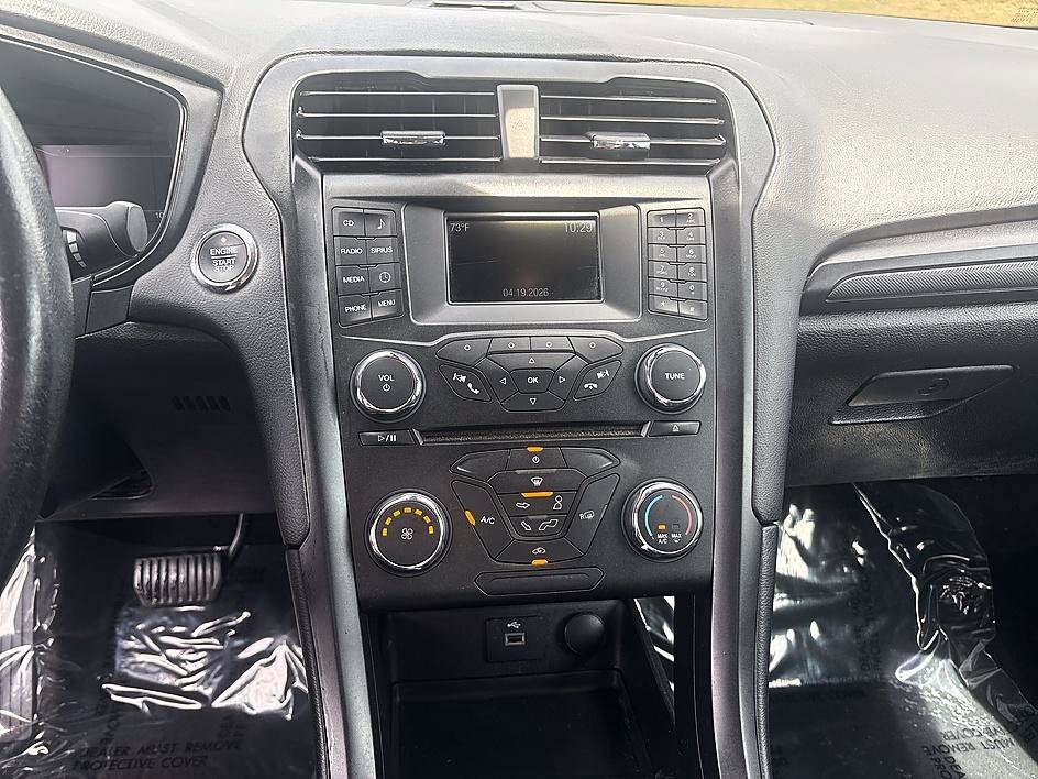Used 2018 Magnetic Metallic Ford SE image 17