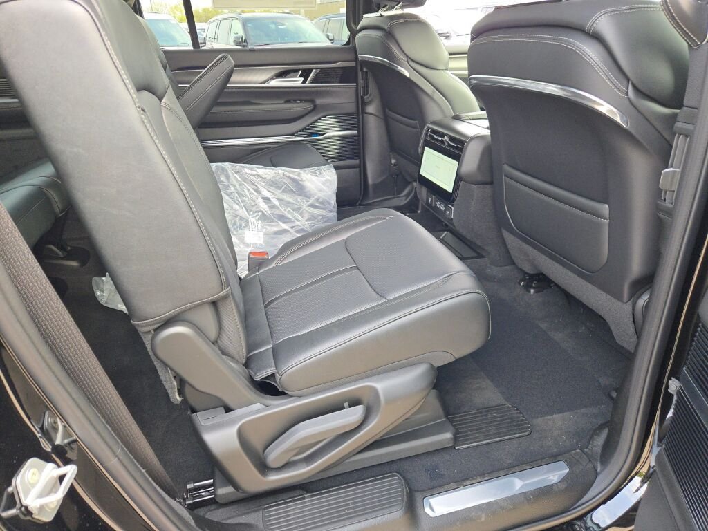 New 2026 High Gloss Black Exterior Paint Jeep Summit Obsidian image 10