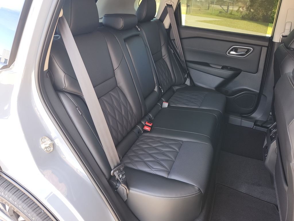 New 2026 Boulder Gray Pearl / Super Black Two-tone Nissan Platinum AWD image 10