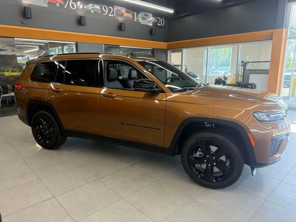 New 2026 Copper Shino Metallic Clear-Coat Exterior Paint Jeep Limited image 2