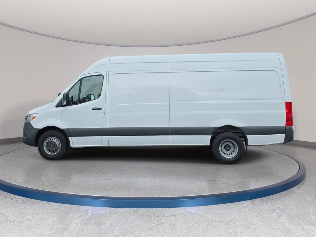 Used 2024  Mercedes-Benz Cargo 170 WB image 9