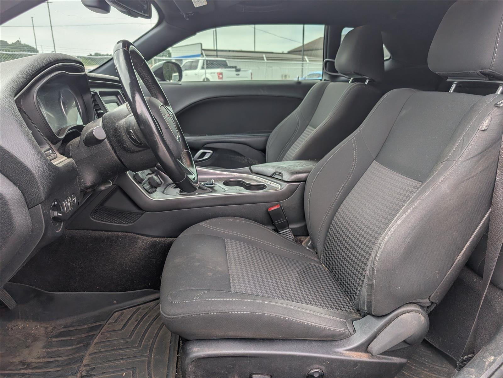 Used 2016 Pitch Black Clearcoat Dodge SXT image 4