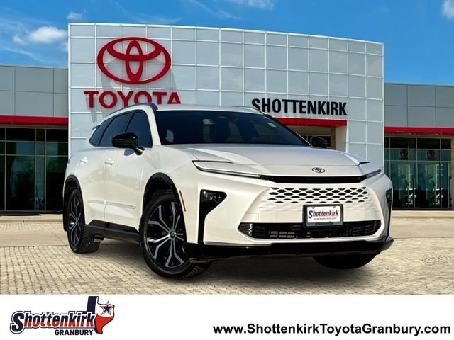Used 2025 White Toyota XLE image 1