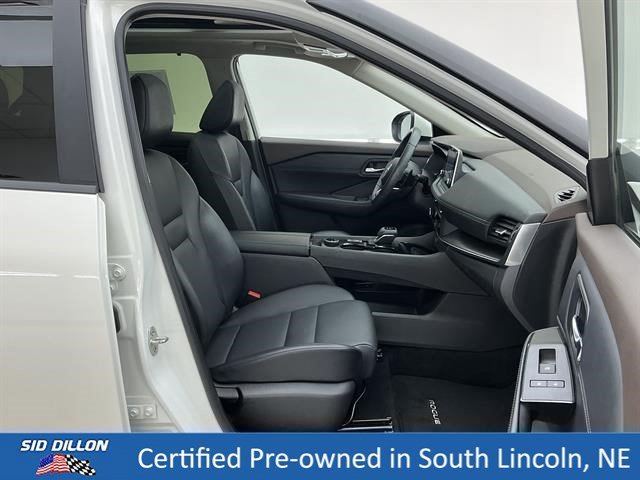 Used 2023 Pearl White Tricoat Nissan SV image 25