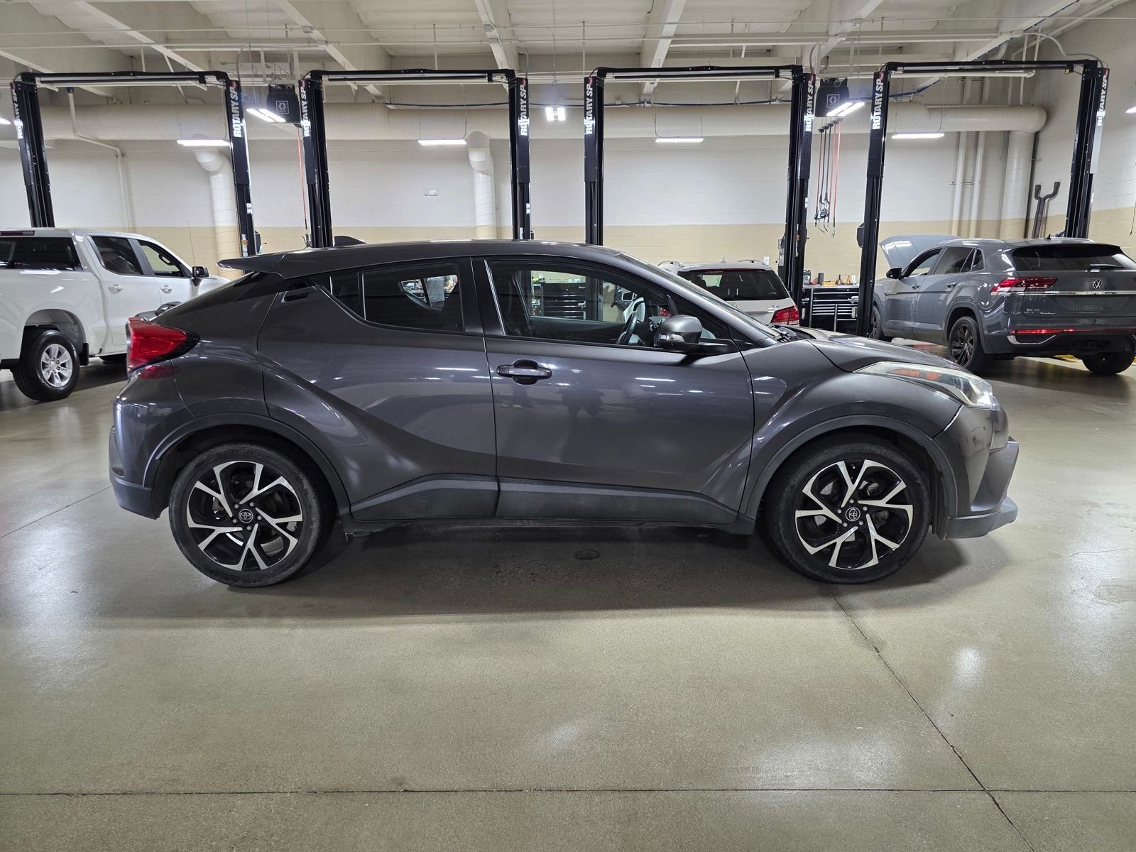Used 2018 Magnetic Gray Metallic Toyota XLE image 8