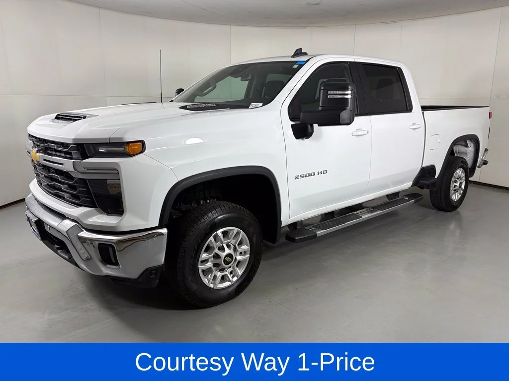 Used 2025 Summit White Chevrolet LT image 5