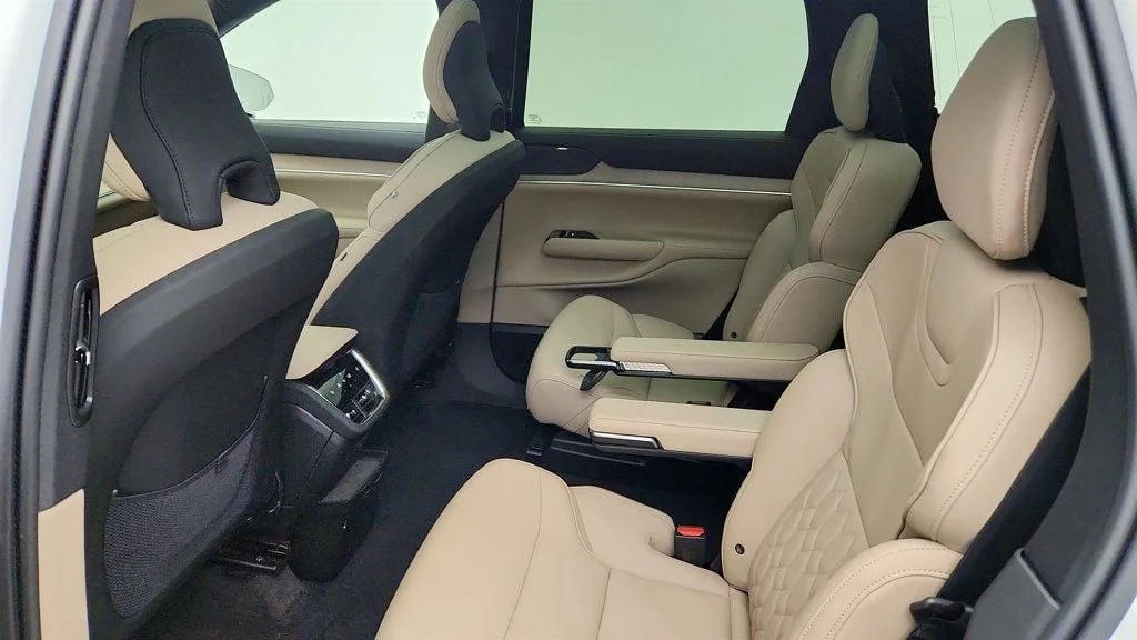 Used 2025 Crystal White Metallic Volvo Twin Motor Plus 6-Seater image 17