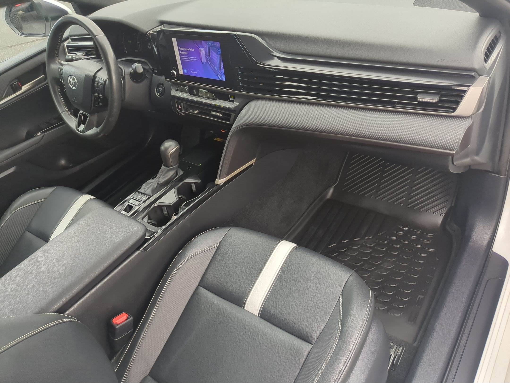 Used 2025 Ice Toyota LE image 34