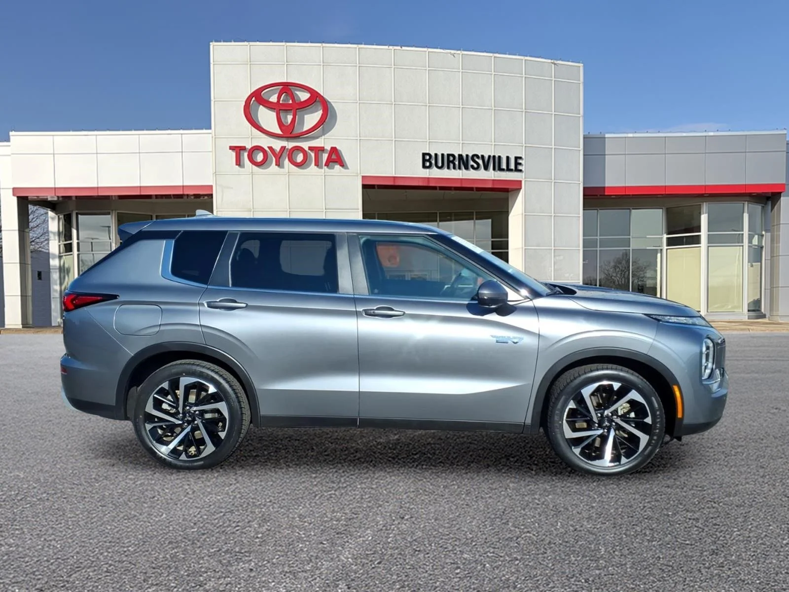 Used 2023 Mitsubishi Outlander Plug-In Hybrid SE with VIN JA4T5UA93PZ039961 for sale in Burnsville, Minnesota