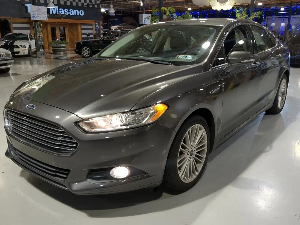 Used 2016 Magnetic Ford SE image 1