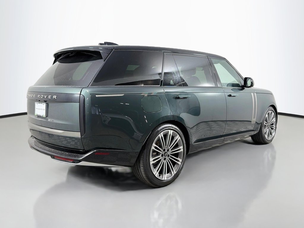 New 2027 Belgravia Green Land Rover SE image 5