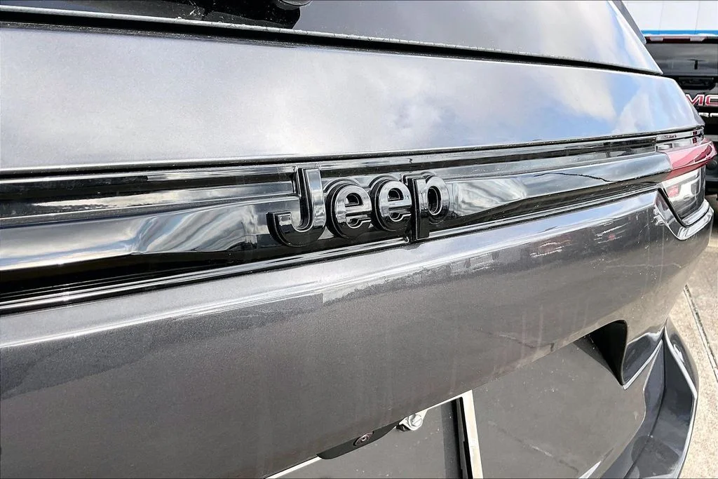 New 2026 Baltic Gray Metallic Clear-Coat Exterior Paint Jeep Altitude image 15