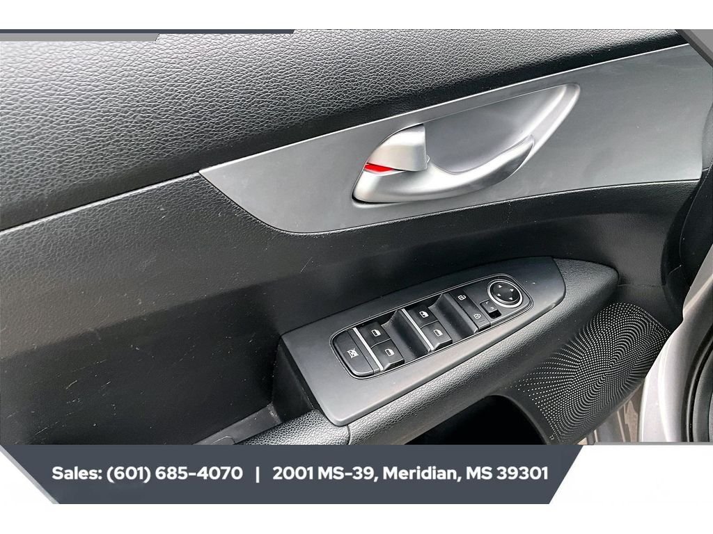 2023 Kia Forte LXS - Photo 17
