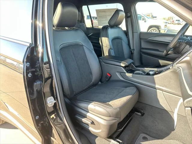 New 2025 Diamond Black Crystal Pearl-Coat Exterior Paint Jeep Altitude X image 37