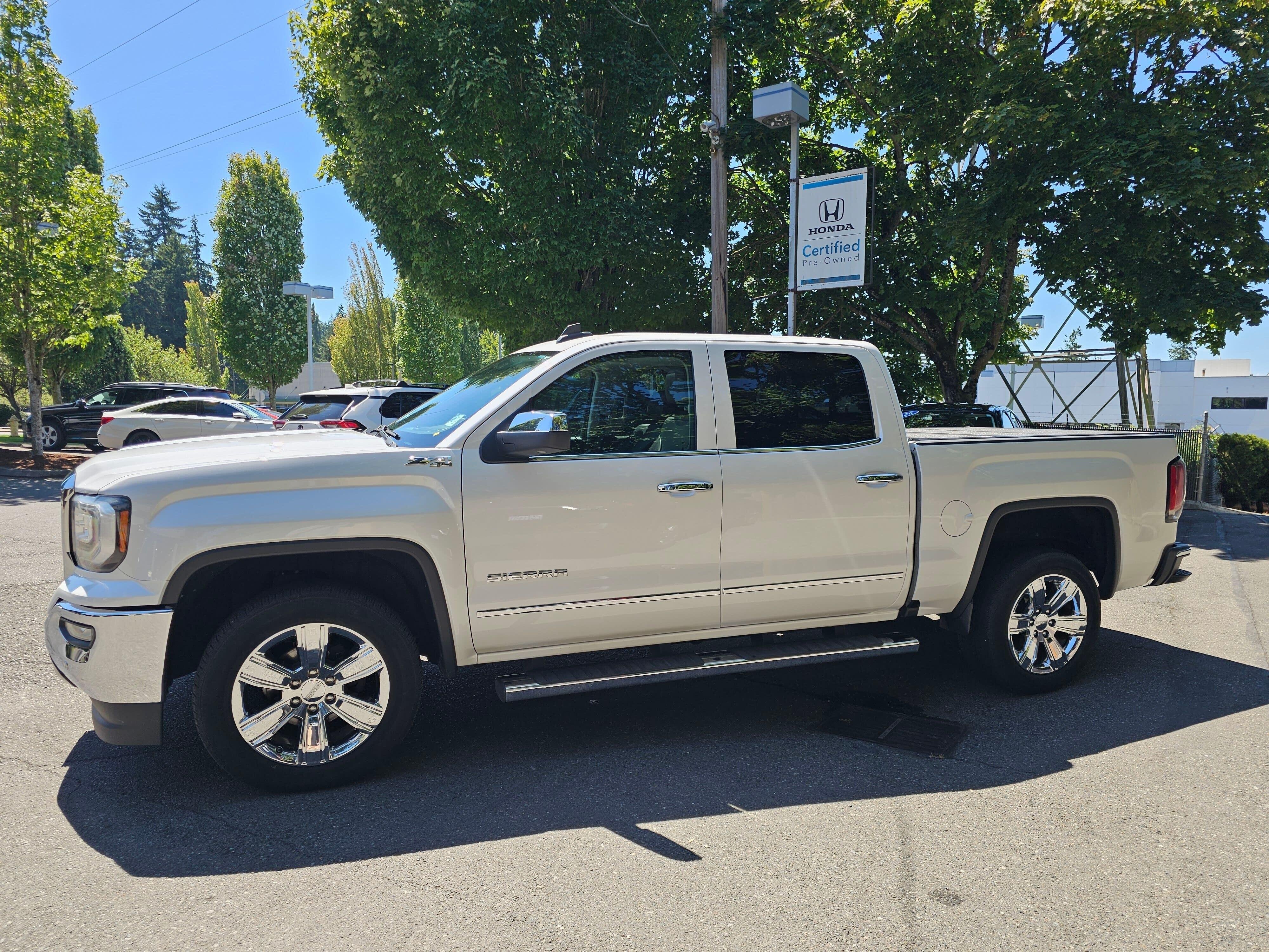 Used 2017 White Frost Tricoat GMC SLT image 4