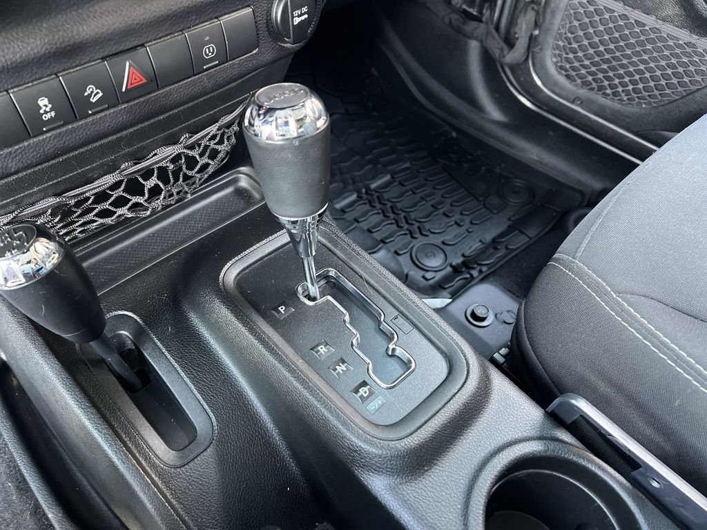 Used 2018  Jeep Sahara image 16