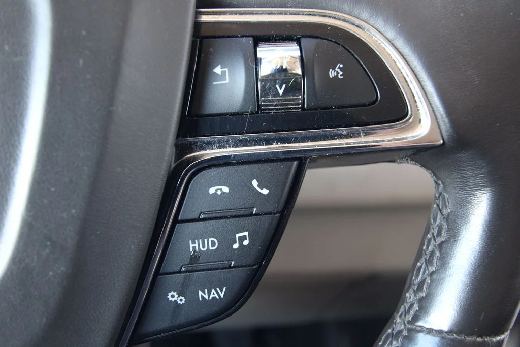 Used 2019 White Platinum Tri-Coat Metallic Lincoln Reserve image 22