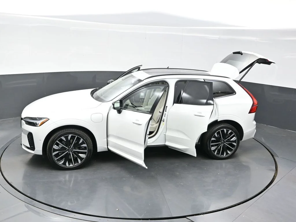 New 2026 Crystal White Volvo T8 Ultra image 38