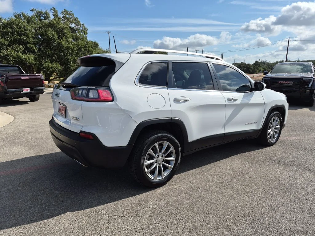 Used 2021 White Jeep Latitude Lux image 9