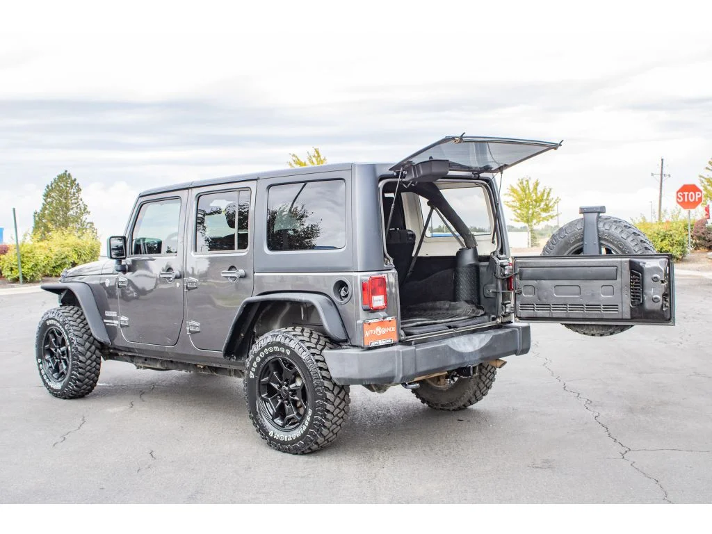 Used 2018 Granite Crystal Metallic Clearcoat Jeep Sport S image 9
