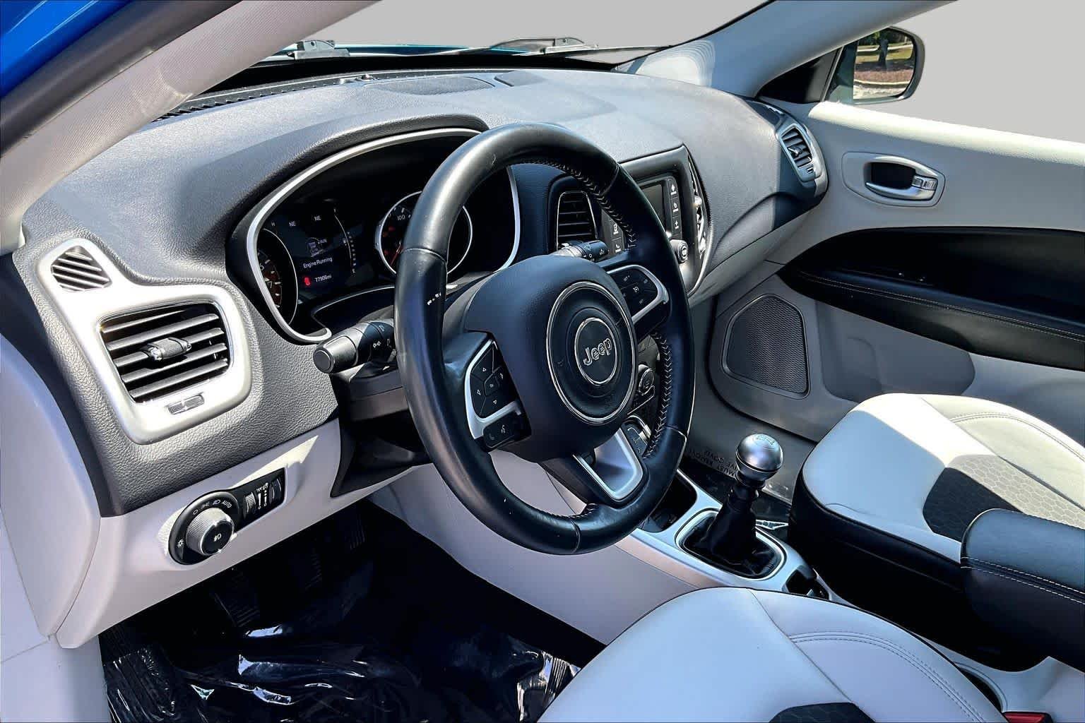 Used 2018 Laser Blue Pearlcoat Jeep Latitude image 17
