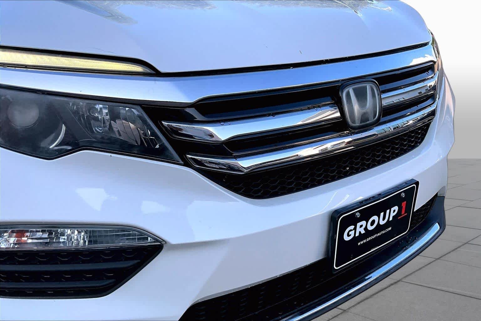 Used 2018 White Diamond Pearl Honda Touring image 30